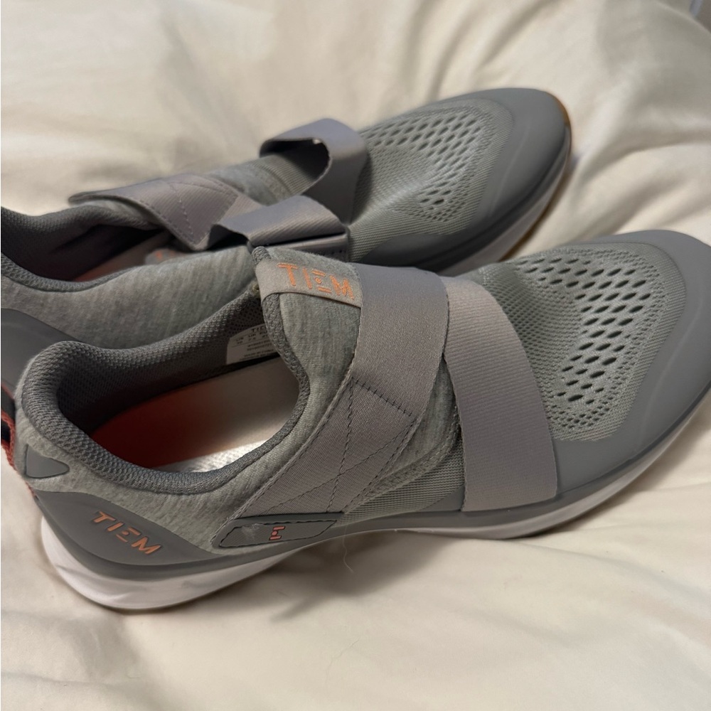 TIEM slipstream gray cycling shoes size 9 brand new